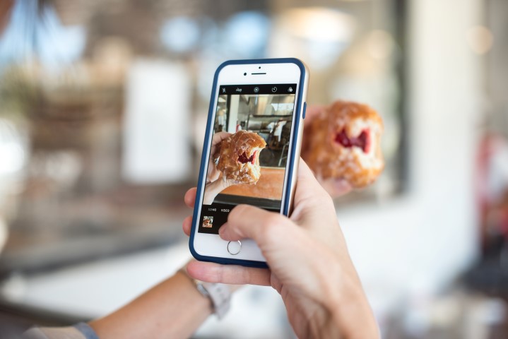 Selfie mit Handy eines Influencers